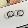 Brincos Réplica Chanel Modelo Novo 2025 com Logo, Metade Couro Preto, Metade Diamante, Design Duplo C, Brincos Vintage de Alto Padrão com Pino Prateado para Mulheres Venda por Atacado