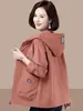 Jaqueta Feminina Curta Casual Tamanho Grande Solta com Capuz Novo Estilo Primavera e Outono 2025 Roupa para Mãe de Meia-Idade e Idosa Jaqueta Rejuvenescedora