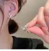 Pendientes Pequeños Estilo Chanel de Aguja de Plata 925 Lujo Ligero Pendientes de Perlas de Gama Alta Medio Antiguo Nuevo Pendientes Elegantes Europeos y Americanos Venta al por Mayor