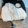 Conjunto de tres piezas para niña con cárdigan de cuello ribeteado de encaje y falda corta, nuevo estilo de verano para niños mayores, con camiseta y falda de rayas con bloques de color.