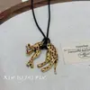 Collar Colgante Retro Francés Negro Dorado Leopardo para Mujer, Nueva Moda de Lujo Accesible de Gama Alta Cadena de Clavícula Gargantilla de Nicho
