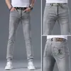 Jeans blancos estampados de alta gama italianos para hombre, pantalones casuales finos de corte slim para el verano 2026, marca de moda europea