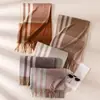 Bufanda de cachemira sintética para mujer, nuevo estilo otoño e invierno 2026, engrosada y cálida, con flecos, patrón de cuadros clásico, chal elegante y con estilo