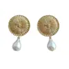Pendientes Redondos Tradicionales de Metal con Perlas Barrocas Colgantes, Pendientes de Moda con Textura Martillada, Diseño de Nicho con un Sentido de Sofisticación