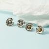 Pendientes de Flor de Margarita Retro Estilo Coreano Mismo Estilo que Quan Zhilong Estrella Moda Versátil Retro Hip Hop Cabello para Hombres y Mujeres