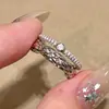 Anéis Pequenos Exquisitos Empilháveis Micro-Cravejados, Anéis Elegantes Versáteis Tridimensionais da Moda de Luxo Leve