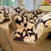 Juego de Cama de Terciopelo Tallado de Alta Gama de Cuatro Piezas Lujo Ligero Sensación de Alta Gama Ropa de Cama de Terciopelo de Leche Sábana de Cama de Terciopelo Coral Engrosado Funda de Edredón