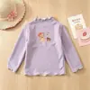 Nuevos tops de base de dibujos animados para otoño e invierno para niñas, con un forro cálido y suave de forro polar y un ribete decorativo, camiseta de rayas de manga larga para niños.