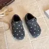 Sandálias Birkenstock Femininas Estilo Japonês de Bolinhas Novidades Outono/Inverno 2026 Sapatos Individuais Infantis Sapatos de Pelo Forrados com Fleece para Meninos Sapatos de Algodão de Duas Camadas