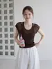 Camiseta feminina marrom de manga curta com decote V, estilo duas peças, para o verão, com camisola, design fresco e vazado, simples e elegante, corte justo