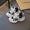 Zapatos de papá de celebridad de internet para mujer 2025 nuevo verano mostrar pies pequeños suela gruesa aumento de altura transpirables sucios casuales zapatos deportivos sandalias