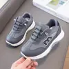 Zapatos Deportivos Impermeables Nuevos para Correr para Niños y Niñas, Temporada Primavera y Otoño 2026, Superficie de Cuero, Ligeros, Versátiles, Zapatos Deportivos Casuales para Estudiantes, Zapatos Forrest Gump