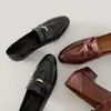 Sapatos Femininos Loafers de Couro Macio Estilo Old Money Britânico com Bico Redondo, Salto Médio Robusto e Fivela Metálica Marrom