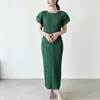 Vestido de la línea principal japonesa Issey Miyake, sensación de lujo ligero y alta gama, mangas cortas que cubren los brazos, colores contrastantes, cuello redondo, vestido de longitud media moderno y versátil