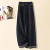 Projetada com costuras em retalhos e decorativas, esta calça jeans feminina é uma novidade da coleção outono 2026, apresentando cintura alta, pernas largas e corte reto com cordão.