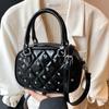 Bolsa Pequena Transversal para Mulheres 2026 Nova Moda Retro Bolsa de Ombro com Rebites Bolsa Quadrada Pequena de Camada Dupla Venda por Atacado