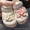 Toma un bocado de una manzana roja Hebilla de zapato zueco DIY Extraíble Lindo Juguete de Comida Botón Flor de Zapato Decoración de Parte Superior Venta al por Mayor