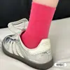 Meias largas brancas para mulheres em esquema de cores dopamina com listras de textura fina, comprimento até o meio da panturrilha, absorventes de suor e respiráveis, atacado de Zhuzji