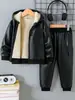 Conjunto de Chaqueta de Cuero con Capucha Forrada de Polar Nuevo para Otoño e Invierno 2026, Conjunto Casual Cálido de Dos Piezas para Niños y Niñas