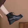 Botas estilo Martin de couro envernizado preto para mulheres, coleção outono/inverno 2026, com sola grossa, que aumentam a altura, doces e estilosas, versáteis e afuniladas no tornozelo