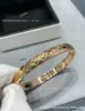 Versão de Luxo da Pulseira Acolchoada Chanel Cococrush, Versões Abertas Largas e Estreitas Estilo Chanel, Totalmente Cravejada com Diamantes, Artesanato Primoroso