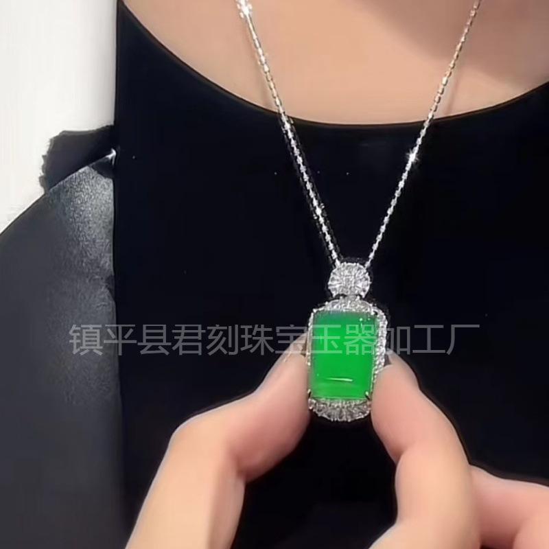 玉髓无事牌吊坠