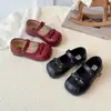 Zapatos pequeños de piel para niños 2025 otoño nuevo zapatos sencillos para niñas moda casual zapatos de princesa estilo coreano lazo zapatos para actuación