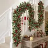 Colgante de pared de enredadera de flor artificial para decoración del hogar con hojas de acebo y bayas rojas, arreglo de ambiente navideño, enredadera artificial de Navidad