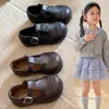 Zapatos pequeños de cuero para niños suela blanda 2026 estilo nuevo zapatos para conducir zapatos de cuero negro zapatos de rendimiento zapatos para bebé niños zapatos de princesa
