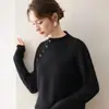 Colección de otoño e invierno: Suéter de cachemira ligero, lujoso, de cuello medio para mujer, con suaves adornos de botones, un diseño moderno y ajustado, y una construcción de punto de lana
