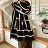 Bufanda de Falso Cachemir con Letras Estilo Otoño e Invierno para Mujer, Versión Coreana, Engrosada, Tacto de Alta Gama, Bufanda Larga Versátil, Chal y Calentador de Cuello para Dama