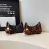 Bolsa Pequena Retrô Estampa de Leopardo Transfronteiriça para Mulheres Nova Moda Outono e Inverno 2025 Bolsa de Axila Estilo Estrangeiro Versátil Bolsa de Ombro Único Transversal