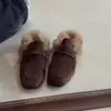 Sapatos peludos retrô de bico quadrado e salto grosso para mulheres, novo estilo outono/inverno 2025, de calçar, forrados com fleece, quentes, bico fechado, meia-pantufa