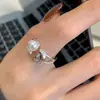 Anillo abierto de perlas de diseño nicho estilo coreano para mujer, nuevo anillo de dedo índice simple y único de moda al por mayor