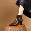 Botas de Moda Pontudas Femininas 2026 Outono/Inverno Novo Estilo Europeu e Americano Luxo Leve Bico de Ferro Botas de Moda Pontudas Temperamento Simples Botas de Couro Femininas