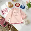Camiseta de manga larga con bloques de color, volantes y cuello semi-alto, estampado de dibujos animados, para niñas de otoño, ropa para niños, fuente de capa interior