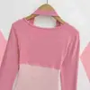 Venta al por mayor de ropa para mujer transfronteriza: nueva camiseta pura y seductora de dos piezas falsas con bloques de color, cuello halter, manga larga, corte ajustado, cuello cuadrado y bajo corto