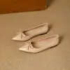 Novos sapatos femininos de verão confortáveis, bico fino francês, salto baixo, boca rasa, laço, sapatilhas nude inspiradas em Chanel