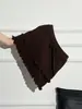 Este año, la tendencia son las faldas midi de punto color blanquecino, de tiro alto, línea A y con cordón para mujer, perfectas para un look de otoño dulce y atrevido, y diseñadas para crear un efecto adelgazante