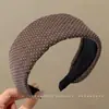 Nueva diadema de ala ancha 2026 para mujer, diseñada para levantar la línea del cabello y mantener el cabello en su lugar mientras te lavas la cara, con un estilo retro adecuado para otoño e invierno, y ofreciendo un aspecto sofisticado