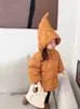Ropa Infantil Estilo Coreano Nueva de Invierno 2026: Chaqueta de Algodón de Longitud Media, Amarilla Calabaza, Personalizada, con Gorro de Elfo, Forrada de Polar, Engrosada, para Niñas
