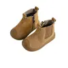 Outono/Inverno 2026 Novas Botas Martin Infantil com Pelúcia Embutida Botas para Meninos Botas Curtas para Meninas Moda Botas de Couro para Bebê Sapatos de Algodão de Duas Camadas