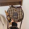 Bolso popular de este año para mujer, bolso tipo cubo con rombos retro de otoño e invierno 2023, bolso bandolera de hombro con diseño de nicho de moda