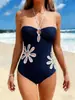 Traje de baño de una pieza simple 2026 para mujer, color liso, diseño hueco, estilo europeo y americano, comercio exterior transfronterizo, bikini deportivo, en stock al por mayor