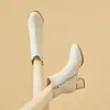 Botas de tornozelo francesas para mulheres, salto grosso, novo estilo outono e inverno 2026, botas de couro com forro de pelúcia, botas de couro macio que afinam, botas estilo Martin de salto médio-alto para mulheres