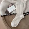Meias listradas verticais femininas estilo outono e inverno ins versão coreana meias versáteis de cano médio sem costura simples cor sólida material de algodão meias slouch versáteis