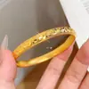 Tienda de Oro Mismo Estilo Deslumbrante Pulsera de Barra Redonda de Oro Triturado Pulsera de Anillo Liso de Gypsophila Dorada Exquisito Regalo de Lujo Ligero para Novia