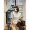 Estilo chica picante, camiseta negra de manga corta con cuello en V y hombros rectos para mujer, nuevo diseño de verano 2026 ajustado, top único y moderno