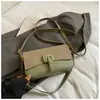Bolsa de Hombro y Axila Versátil de Moda Nueva Elegante para Mujer 2025 Invierno Bolso Cruzado Pequeño Cuadrado Moderno
