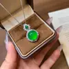 Colgante de calcedonia tipo hielo totalmente incrustado con diamantes para mujer, con una vibrante gema pequeña de ojo de gato verde y blanca, un delicado collar y una cadena para la clavícula, ofreciendo un toque de lujo discreto.